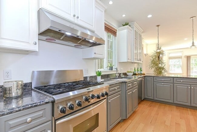 Building Photo - 10 Lupine Rd