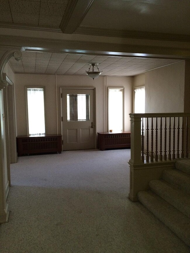 foyer - 419 S Atlantic Ave
