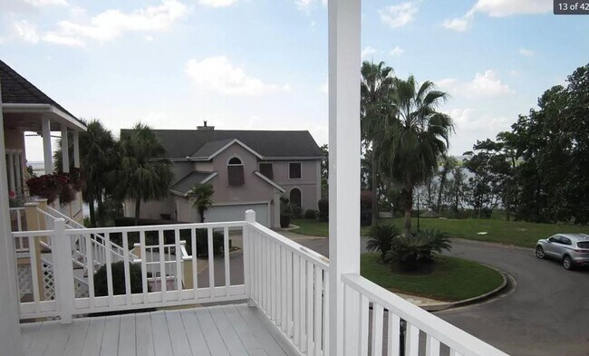 Foto del edificio - 3 Level home 3 BD/ 2.5 BTH