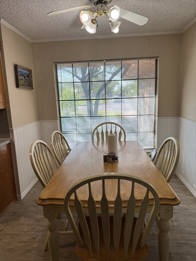 Foto del edificio - 3 bedroom 2 bath on corner lot!