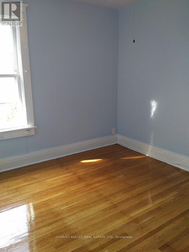 Photo du bâtiment - 885 Davenport Rd