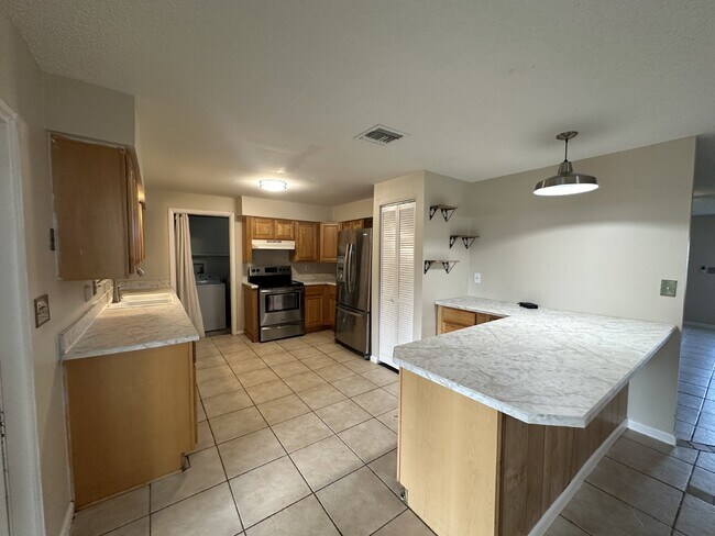 Foto del edificio - Convenient location close to everything!