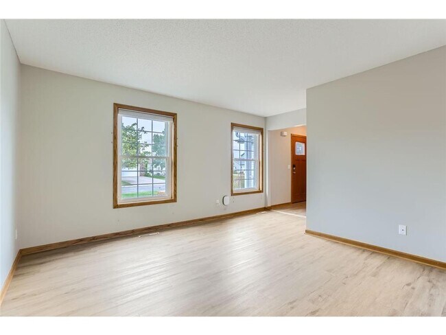 Building Photo - 2202 Marilyn Ave