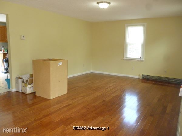 Building Photo - 3 br, 1.5 bath Townhome - 258 Massasoit Rd