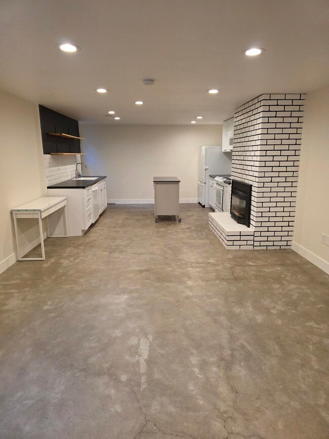 Building Photo - 6910 NE Pacific St