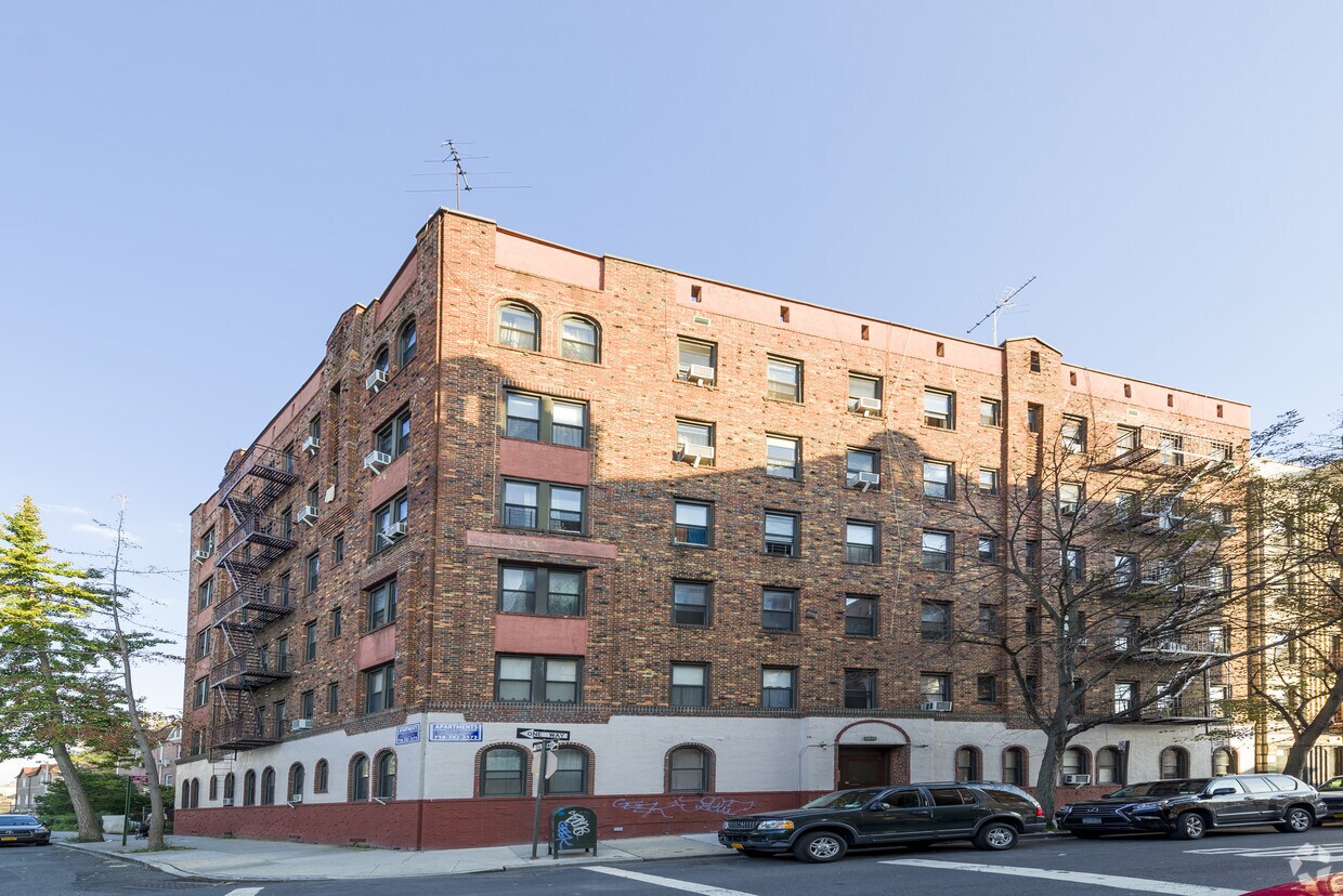 Foto principal - 3031 Brighton 14th St