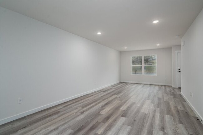 Building Photo - 3BR Townhome in Hickory - 2 Beds, 3 baths