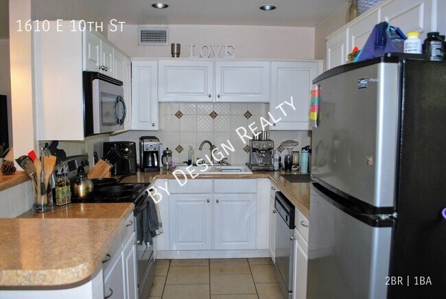 Building Photo - Updated 2 Bedroom 1 Bath - Quick Walk/Bike...