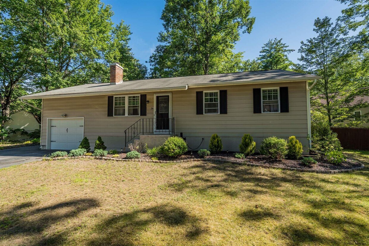 Primary Photo - 36 Hathorn Blvd