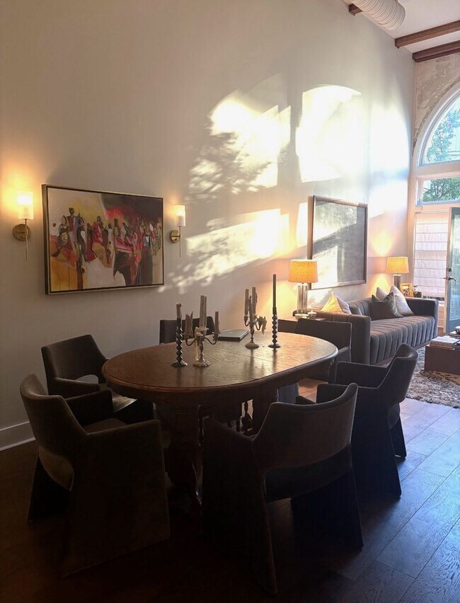 Foto del edificio - Desirable Nettleton rare vacancy 2 Bd  2.5 baths, 2 parking space are included one in covered  ga...