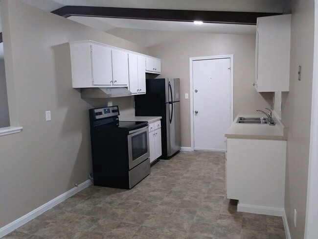 Building Photo - Corner Lot and Vaulted Ceilings!