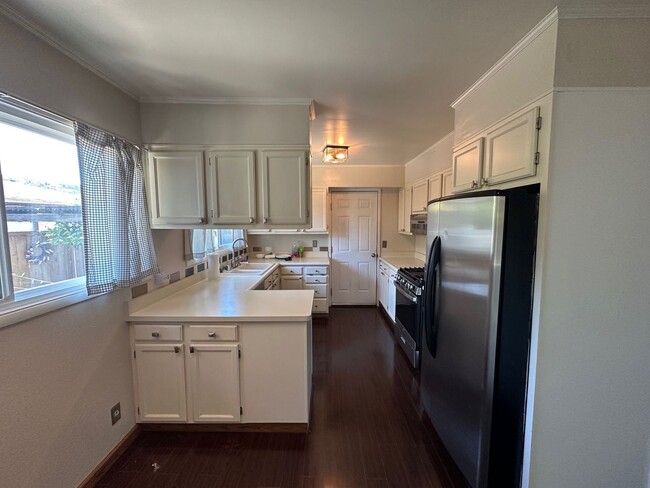 Building Photo - Beautiful Rollingwood Home