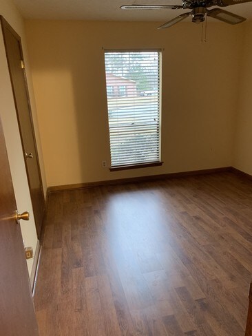 Building Photo - 8228 Park Ridge Dr