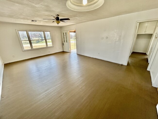 Building Photo - 300 E Main St