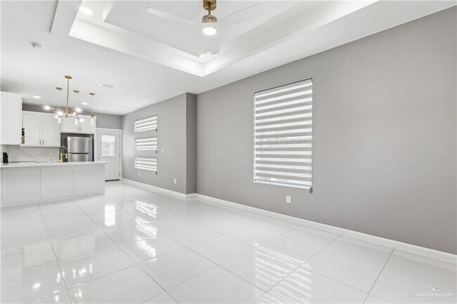 Foto del edificio - 25 Violet Ave W