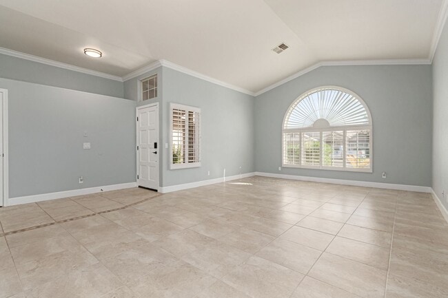 Foto del edificio - 4 bed 2 bath Stunner w/ Sparkling Pool