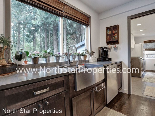 Foto del edificio - 3 br, 2 bath House - 1097 C Ave.