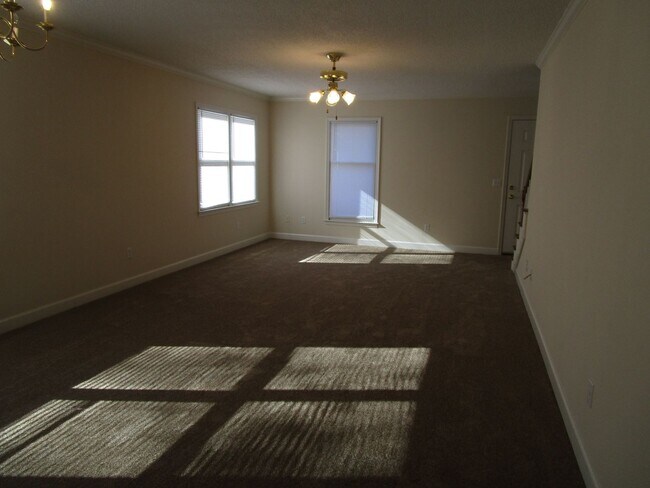 Foto del edificio - Tudor Place Subdivision