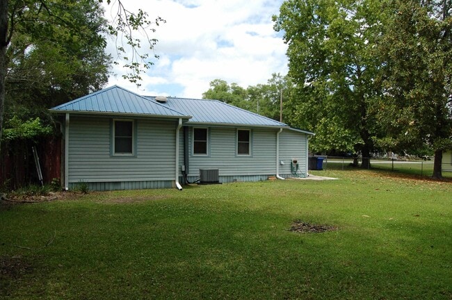 Building Photo - 2103 Woodward Dr