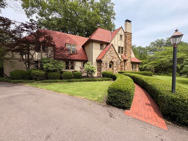 Foto del edificio - One Of Kind Home In Hedgemore Acres Subdivision! Gated! Landscaping Included! Over 5,000 Sq Ft! M...
