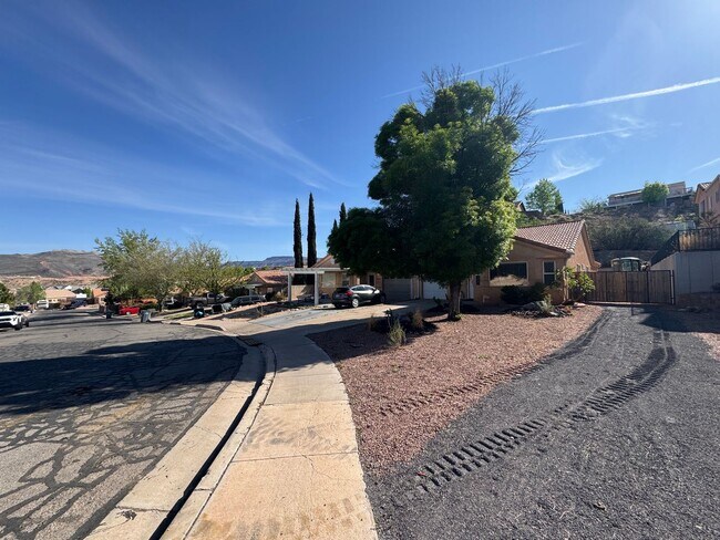 Foto del edificio - Fully Furnished Desert Dream Townhome! SHORT TERM LEASE OPTION