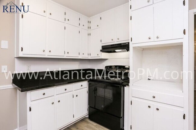 Building Photo - Now Available 5 bedrooms 2.5 baths