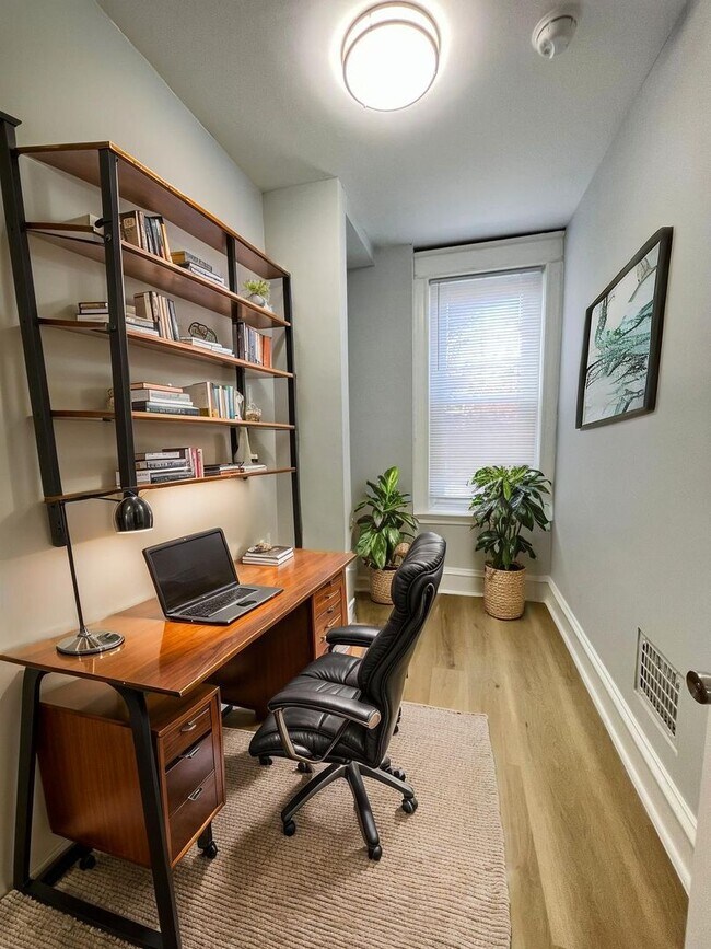 Foto del edificio - Remodeled Large 3bd/1 House with Rear yard...