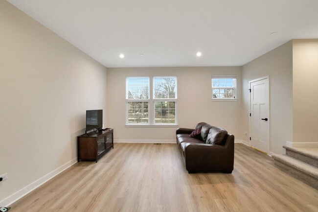 Building Photo - 155 Canterbury Way