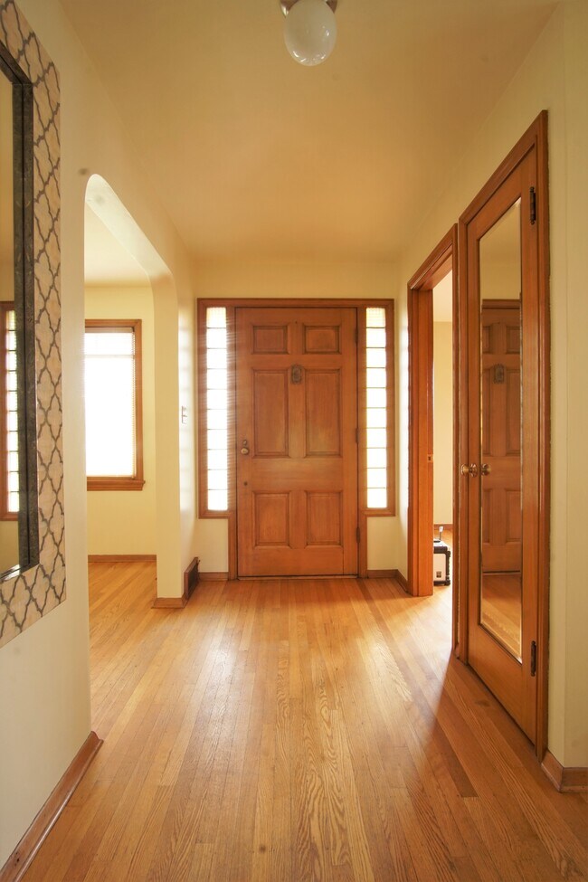 2428 Queen Anne Ave N, Seattle, WA 98109 House for Rent in Seattle