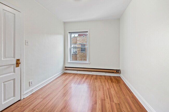 Building Photo - 844 W Ainslie St