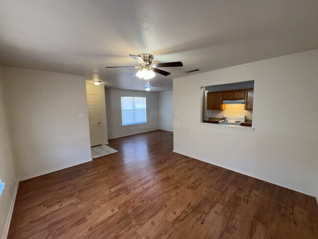 Foto del edificio - 913 McDaniel Cir