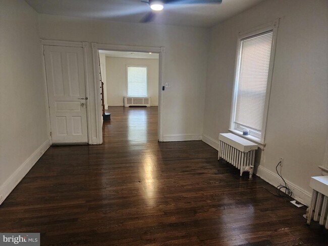 Building Photo - 562 Elm St