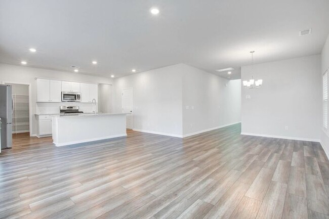 Building Photo - Move In Ready Summers Corner