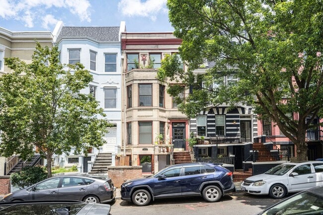 Building Photo - Available now! 2 Bed 2 Bath in Adams Morga...