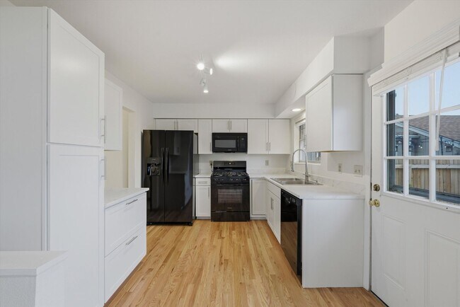 Foto del edificio - Updated 3BR Townhome in Centennial | 2-Car Garage, Pool & Pickleball