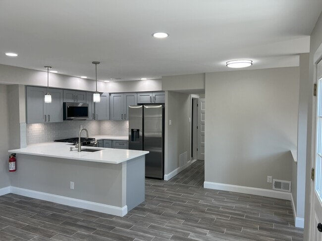 Building Photo - 223 Foxwood Ln