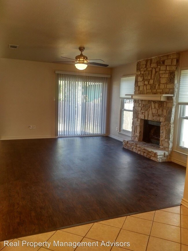 Foto del edificio - 5704 Emerald Forest Dr