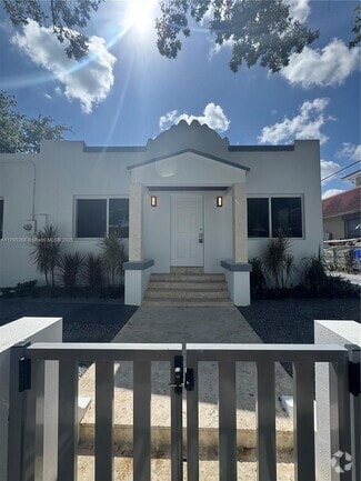 Building Photo - 328 SW 15th Ave