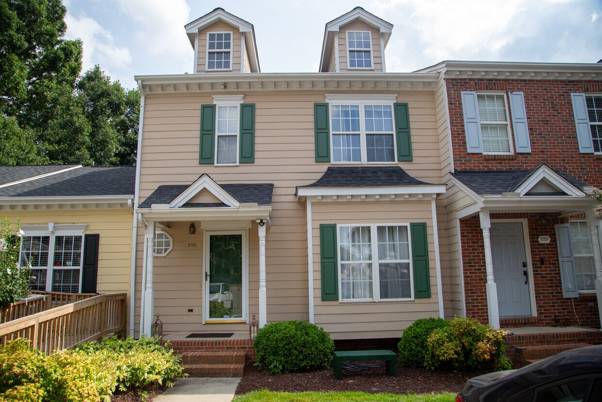Foto principal - 2723 Sterling Park Dr