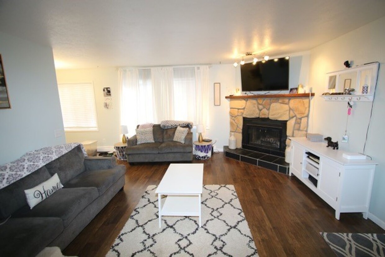 Foto principal - 2 Bedroom Condo in East Anchorage close to...