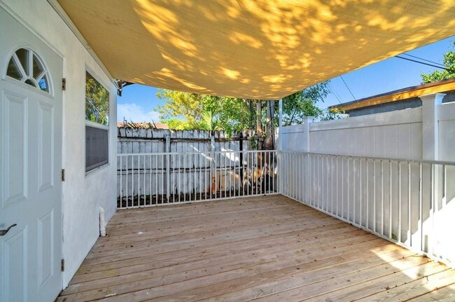 Foto del edificio - 7151 Taft St