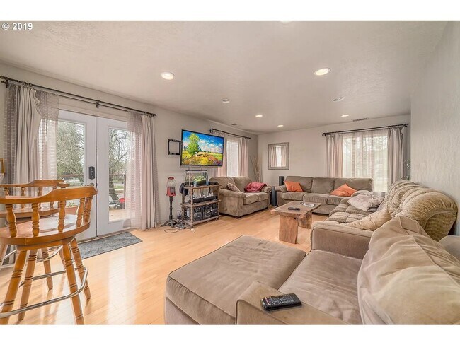 Foto del edificio - Charming 4-Bedroom Home Near UO Campus – Spacious, & Well-Maintained