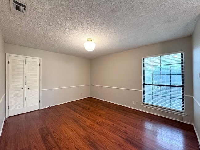 Building Photo - 2115 Crested Walk Dr