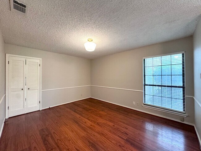 Foto del edificio - 2115 Crested Walk Dr
