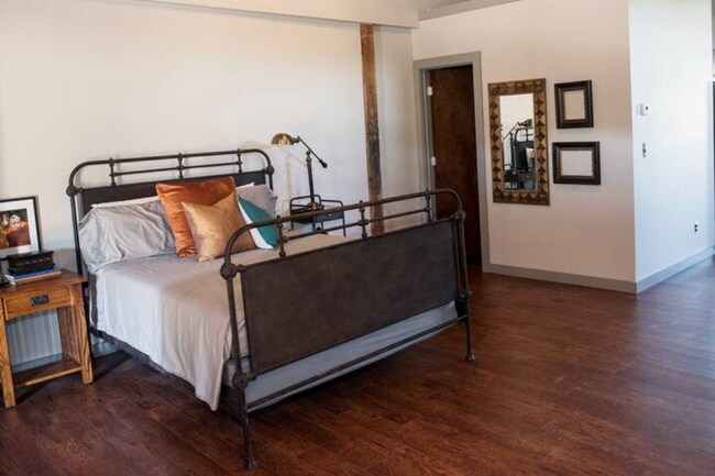 Sleeping Alcove with Queen Size bed and Large Walk-in Closet - 693 W North St