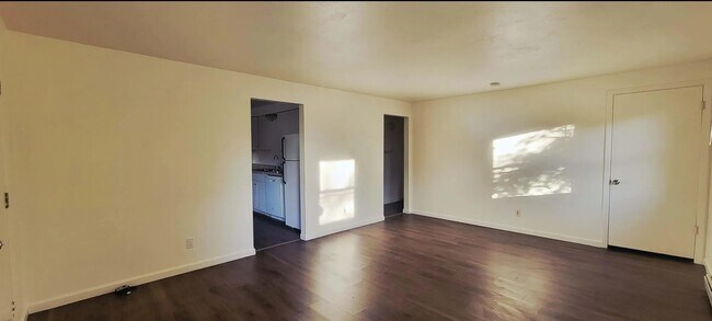 Foto del edificio - 451 N Saint Bernard Dr