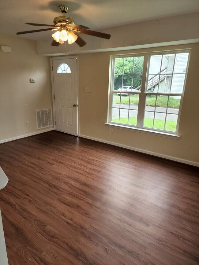 Foto del edificio - Spacious 2 Story home in Town - Apply Now ...