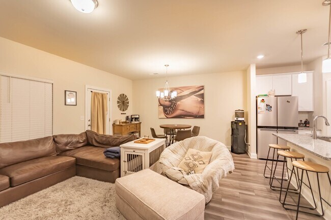 Building Photo - 3/2.5 Townhome w/ Garage. Great Location!