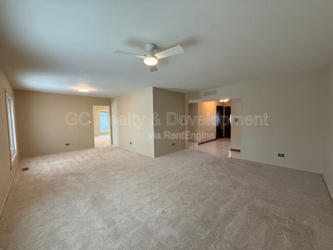 Building Photo - 810 W Lakeside Plaza