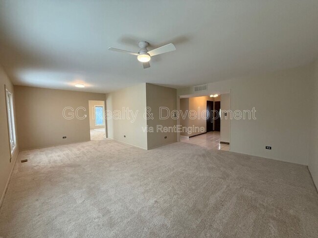 Foto del edificio - 810 W Lakeside Plaza